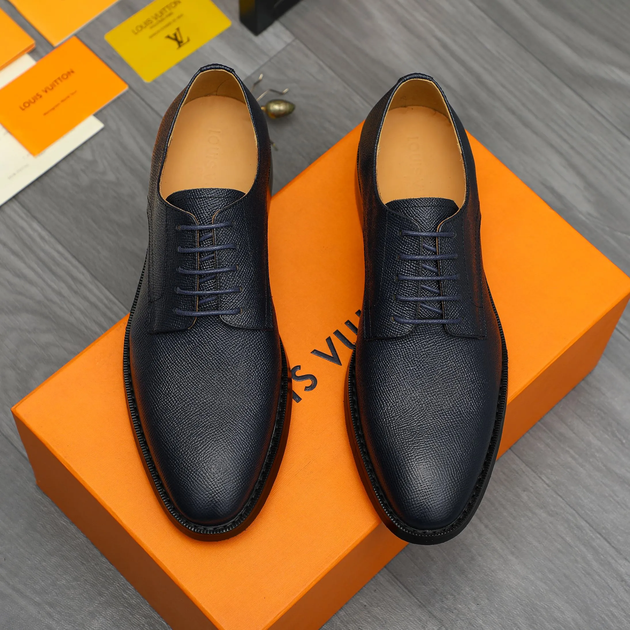 Men's shoes 💰500 Product trademark: LV "Louis Vuitton" business formal leather shoes Regular size: 39-45 (.45 customization is non-returnable) Product materials: Selected pebbled cowhide upper, cowhide lining, original rubber outsole